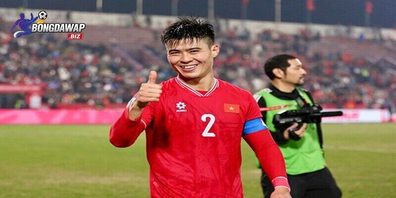 Duy Mạnh trong một pha tranh chấp – người giữ vai trò dẫn dắt hàng thủ trong đội hình dự kiến Việt Nam vs Nepal.