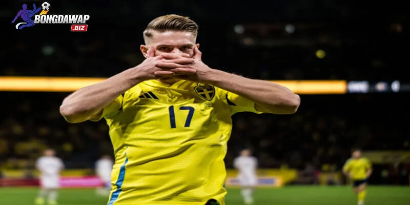 Viktor Gyokeres cúi đầu rời sân sau trận thua