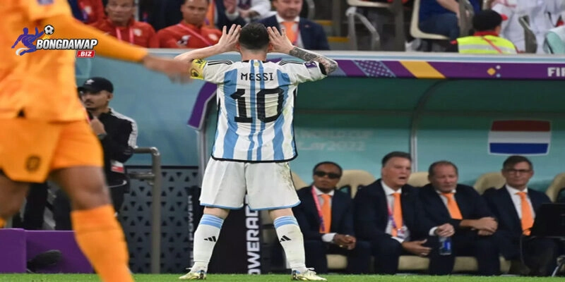 Messi lộ bản chất hắc ám-đưa tay lên hai tay hướng về phía Van Gaal